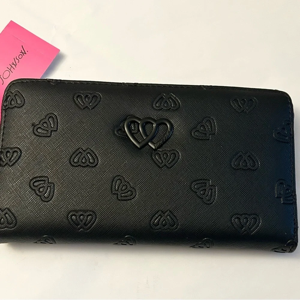 Betsey Johnson Heart Design Zip Around Wallet NWT